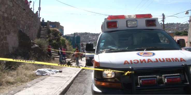Muere hombre al caer de seis metros