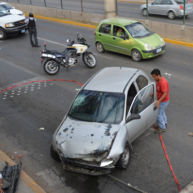 Herido al chocar su vehículo