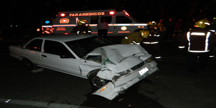 Riñen, escapan, chocan y los detienen