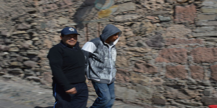 Detienen a dos por daños a vehículos