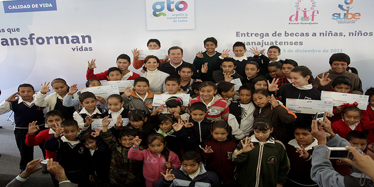 Entregan becas a estudiantes