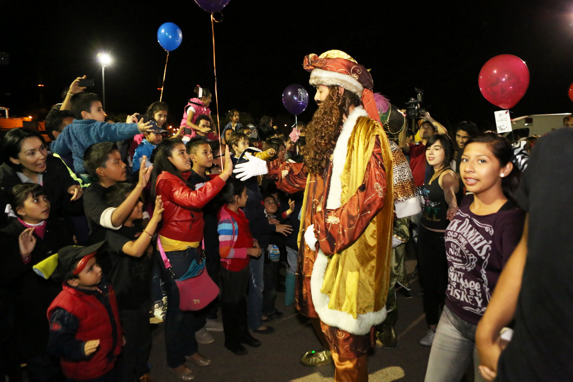500 niños celebran noche de Reyes con jugadores de Abejas