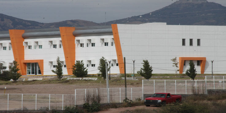 Hombres armados roban institución educativa