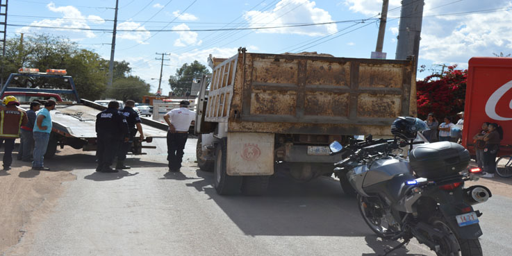 Choque de tolva y camioneta deja dos lesionados