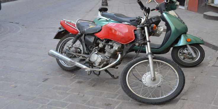 Derrapa motociclista y queda lesionado