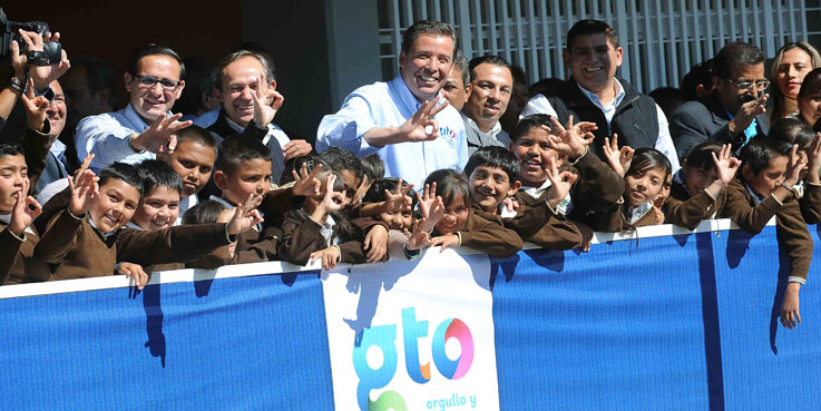 Entrega Miguel Márquez escuela