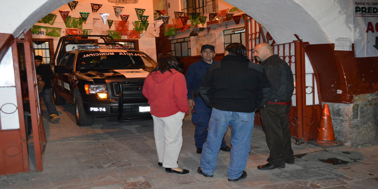 Golpea hombre a policía