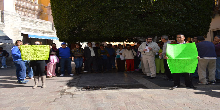 Se manifiestan comerciantes establecidos contra vendedoras indígenas