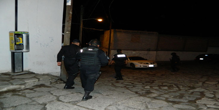 Policías Municipales rescatan a hombres