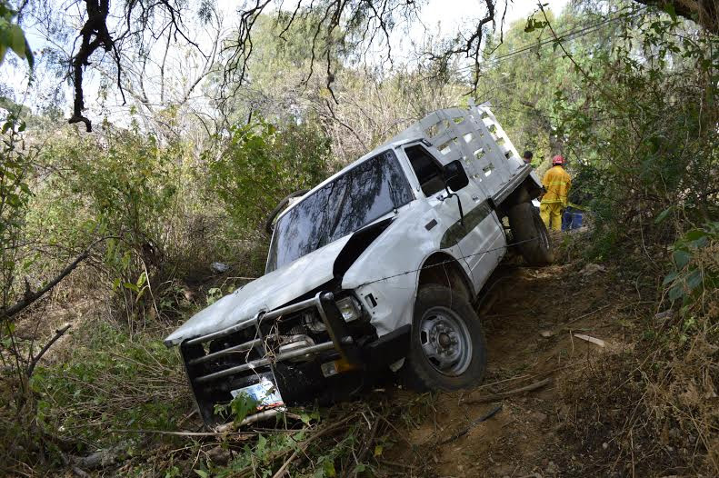 Camioneta casi se desbarranca