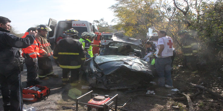 Queda prensado policía tras choque