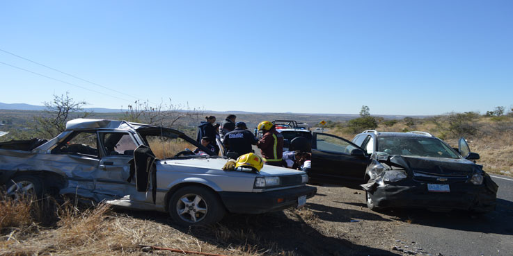 Dos lesionados en choque automovilístico