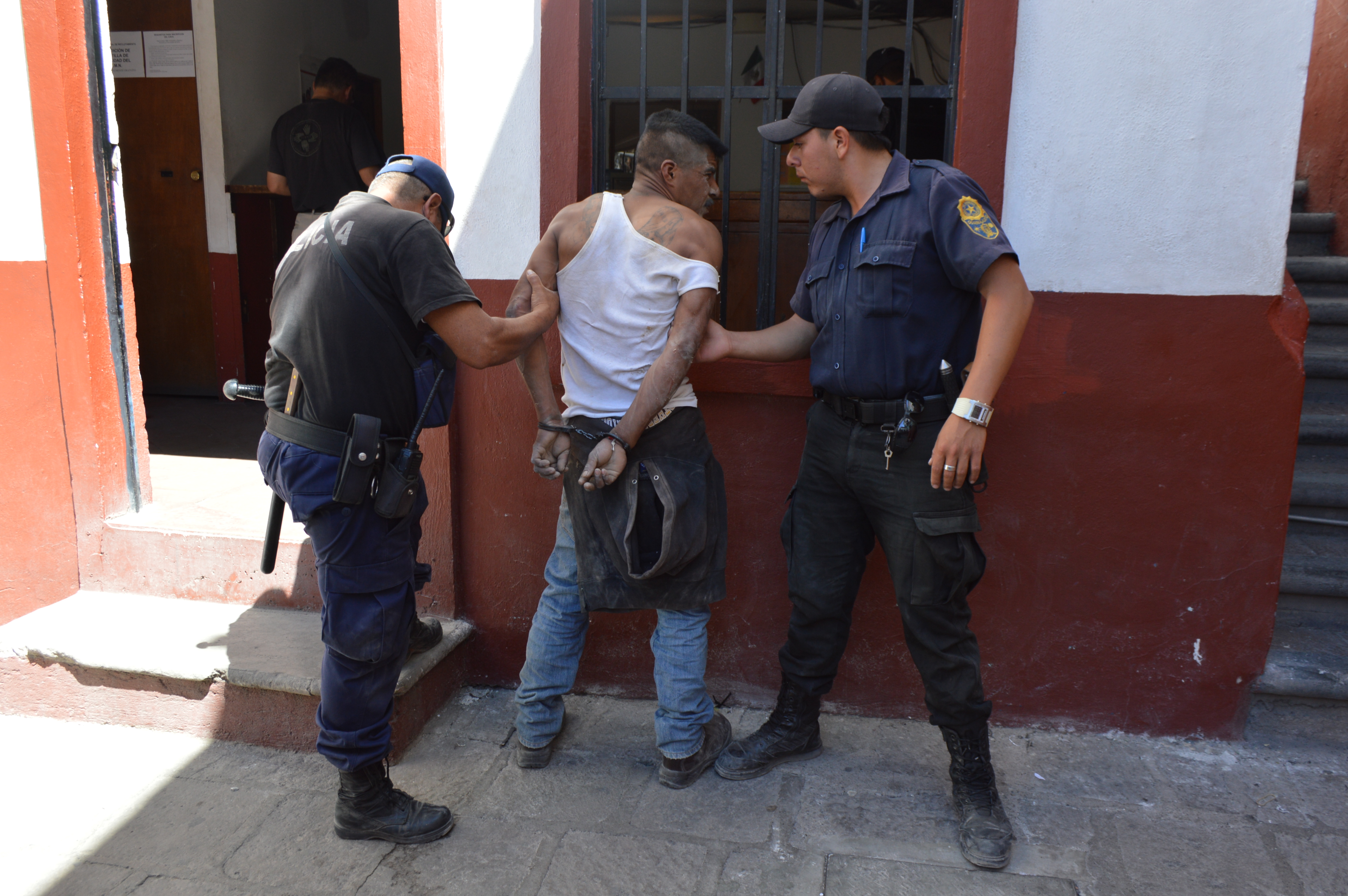 Familiares piden aprehender a ebrio