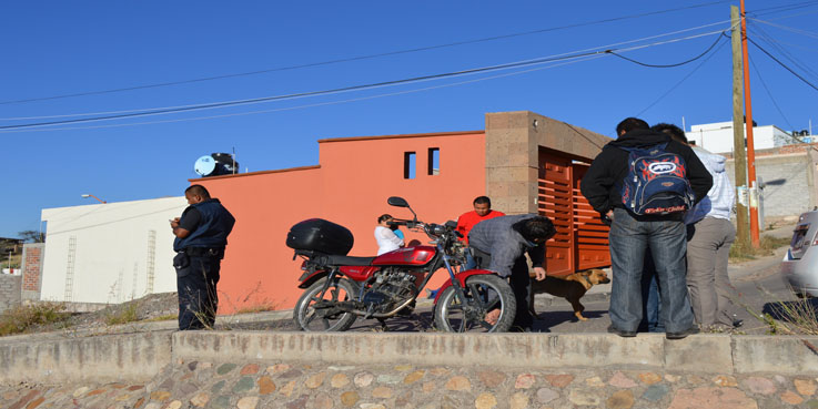 Derrapan en moto y se lesionan