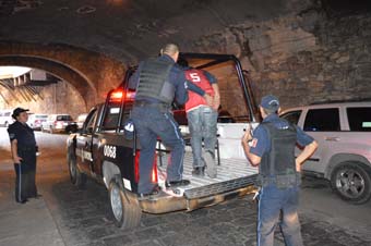 Detienen a lavacoches por impedir estacionarse