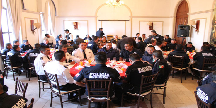 Reconoce alcalde a policías
