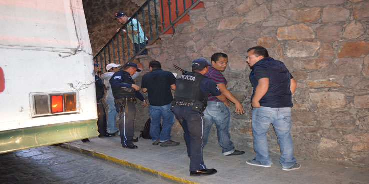 Busca policía hombres armados