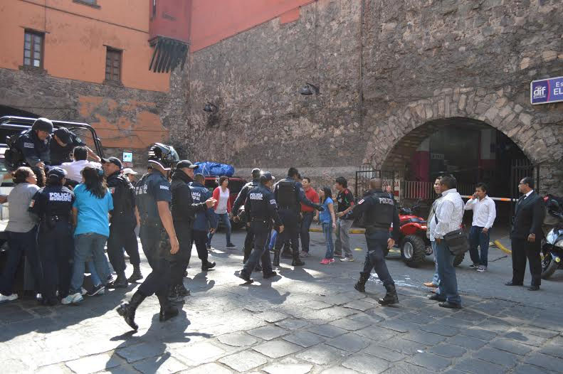 Riñen con guías de turistas