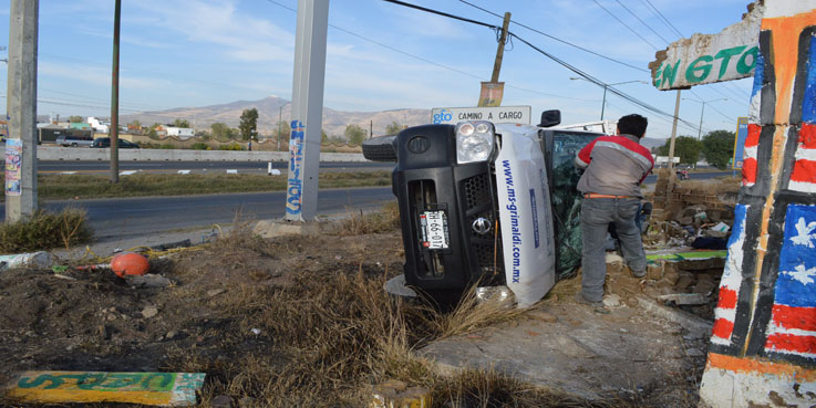 Camioneta vuelca en la Silao – Guanajuato