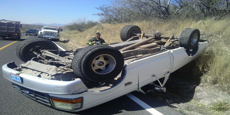 Se vuelca vehículo en Santa Rosa