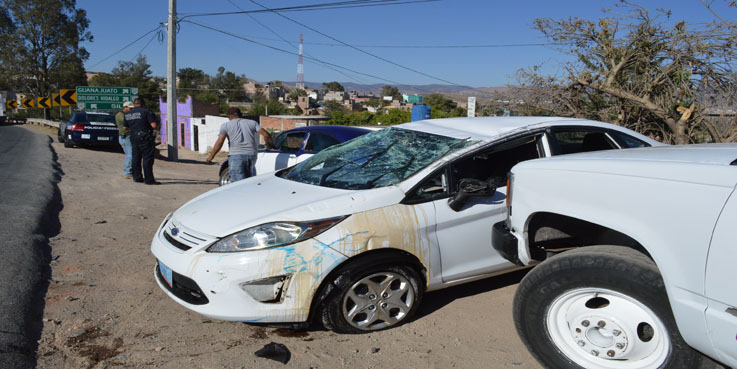 Vuelca auto con mujeres