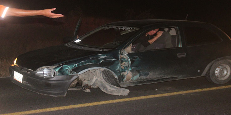 Choca hombre en carretera