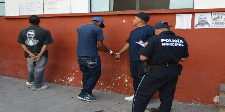 Tratan de agredir a policías en El Encino