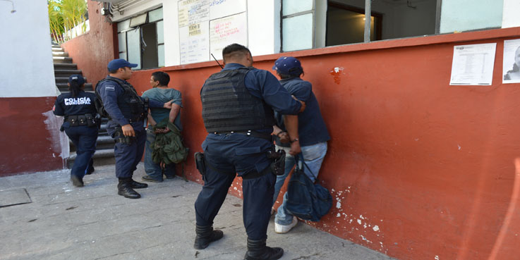 Detienen a dos hombres por pelear en la calle