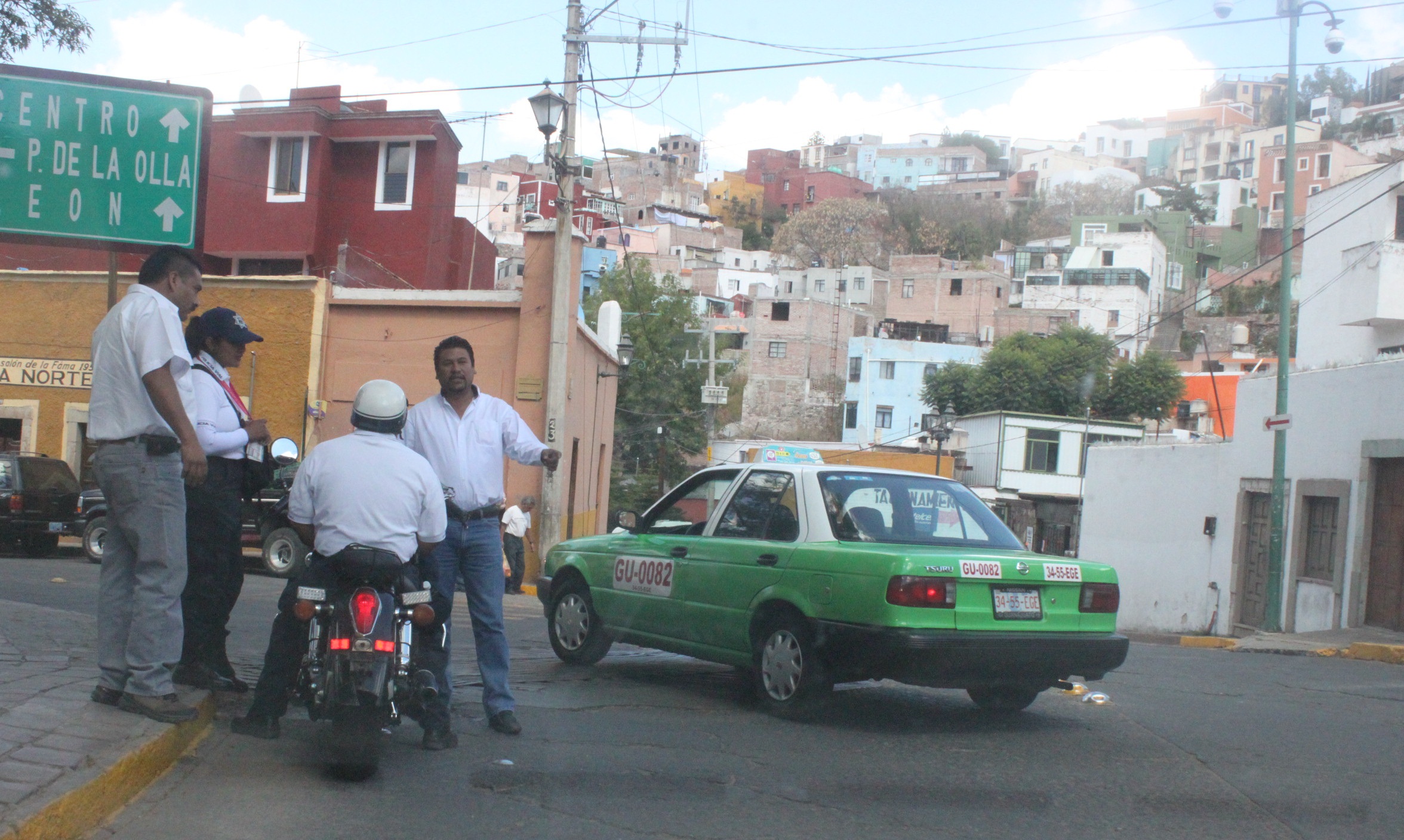 Mujer se niega a pagar a taxista por servicio