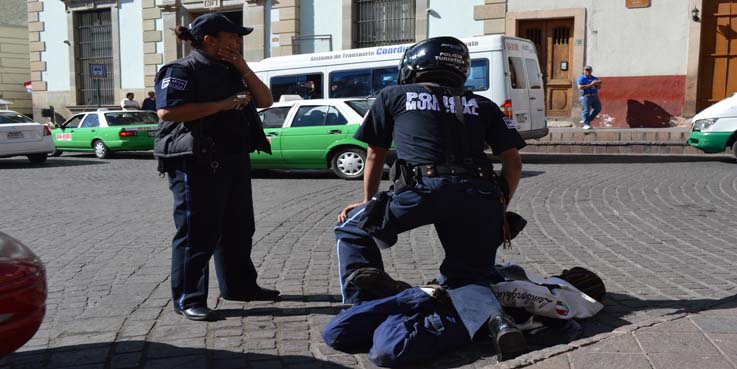 Intenta hombre agredir a policía con bate de béisbol