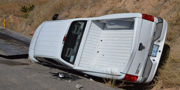 Cae de camioneta y produce volcadura