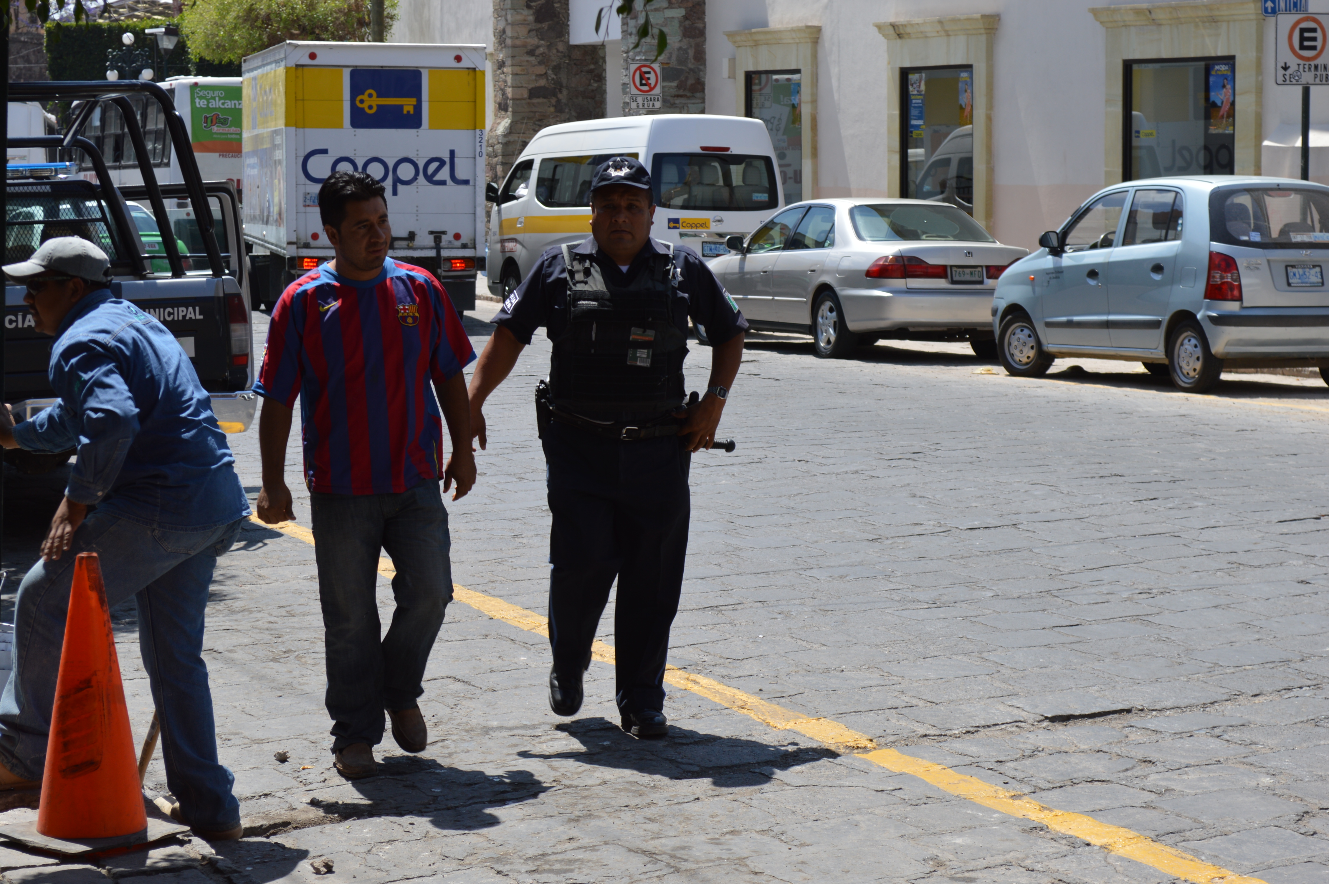 Agreden a actuario durante embargo