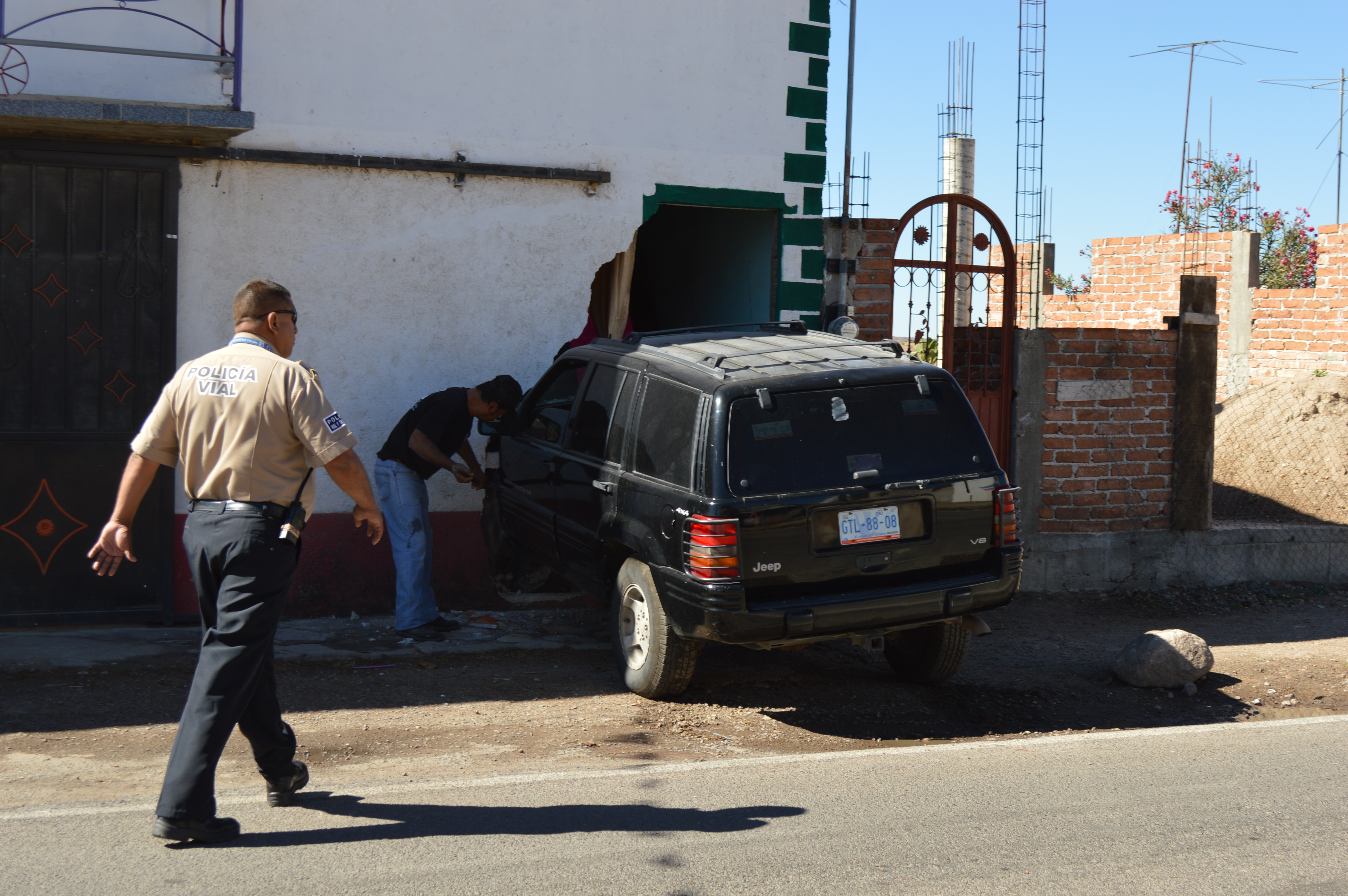 Choca contra casa y acaba en la cocina