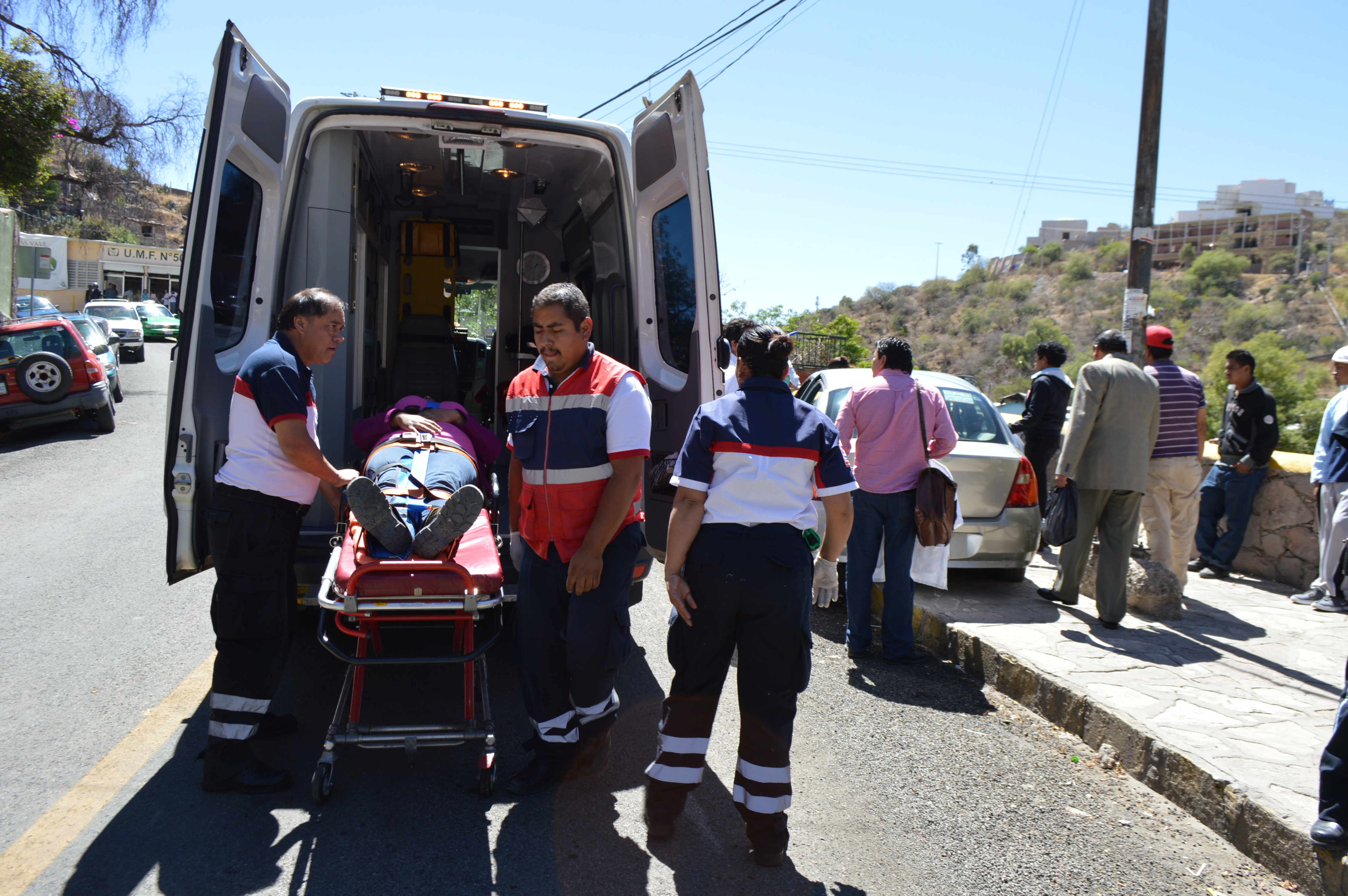 Pierde control de vehículo y atropella a embarazada