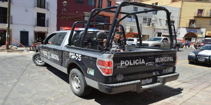 Elementos policiacos “apedreados”
