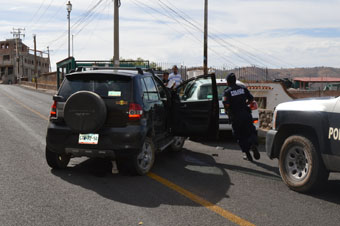 Roba auto y colisiona