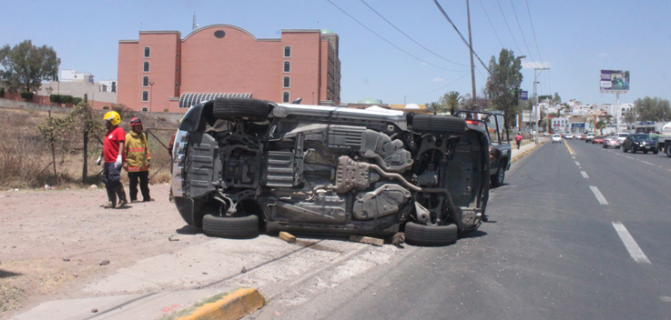 Choca y vuelca en Glorieta Santa Fe