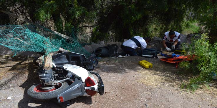 Sufren dos menores lesiones al caer de moto