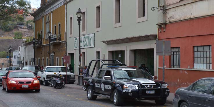 Hieren a policía con desarmador