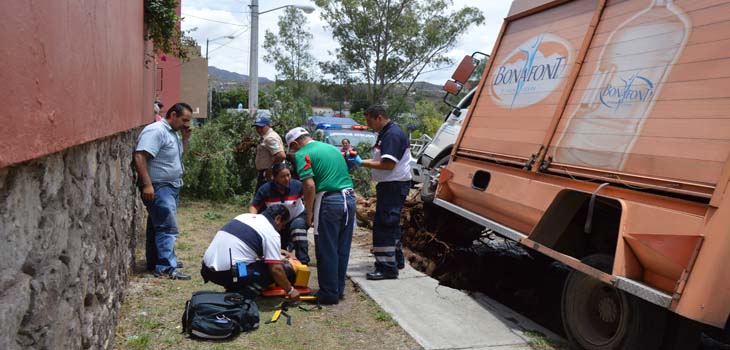 Camión repartidor se queda sin frenos en Noria Alta