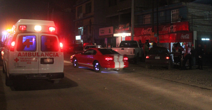 Cae de motocicleta en movimiento