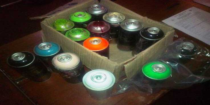 Detienen a jóvenes por “grafitear” paredes