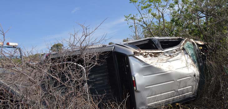 Lesionado hombre después de volcar