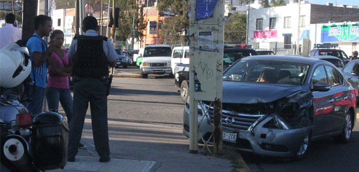 Conductor provoca choque