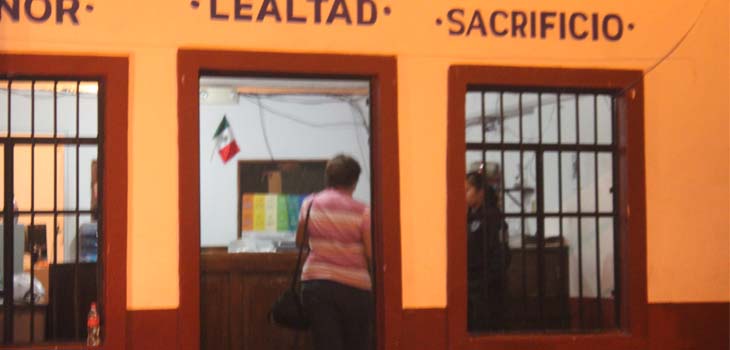 Detienen a profesora por escandalizar