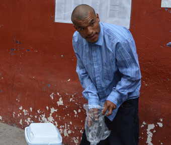 Detienen a vendedor de paletas