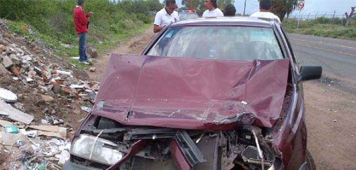 Evita atropellar a persona y se estrella contra camión