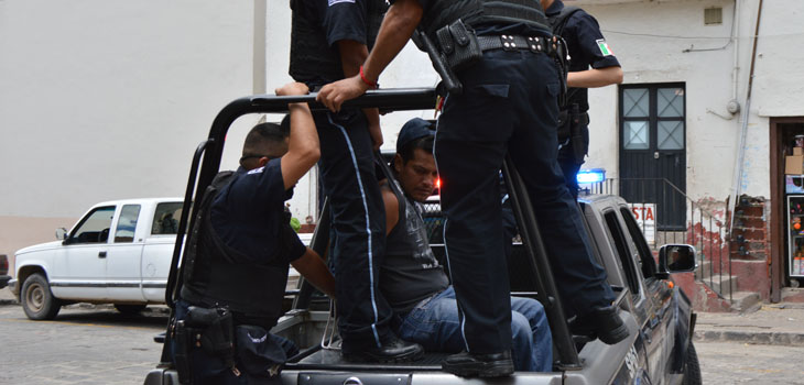 Detienen a agresivo hombre