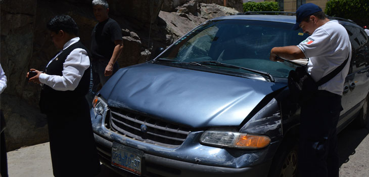 Choque vehicular con madres