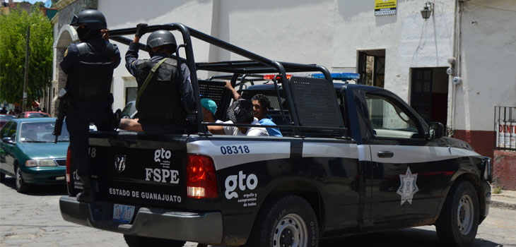 Escandalizan y los detienen